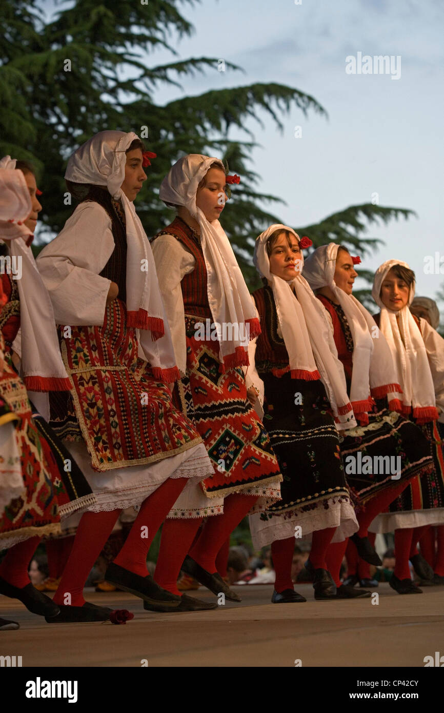 Bulgaria - Veliko T? Rnovo. Festival Internazionale del Folklore. Ragazza macedone in costume tradizionale di eseguire una danza Foto Stock