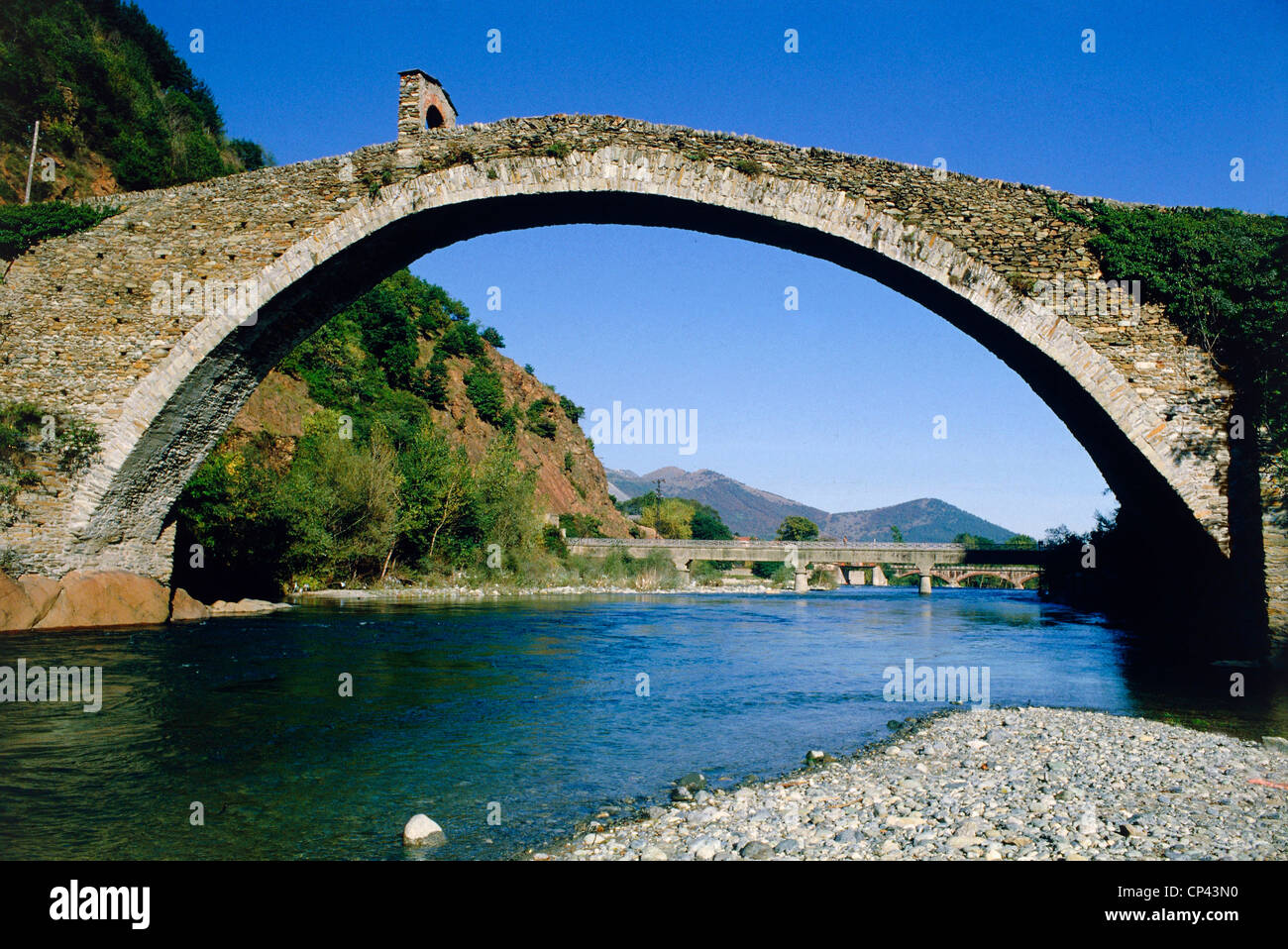 Piemonte - Graian - Valli di Lanzo - Lanzo (A). Ponte del diavolo sul fiume Stura, XIV secolo. Foto Stock