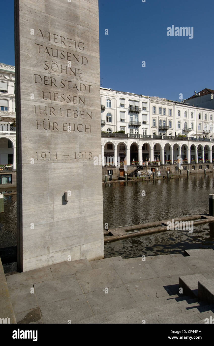 Germania Amburgo. Altstadt, Old Town. Stele commemorativa canal Alsterfleet per caduti nella Prima Guerra Mondiale di Amburgo. In background Foto Stock