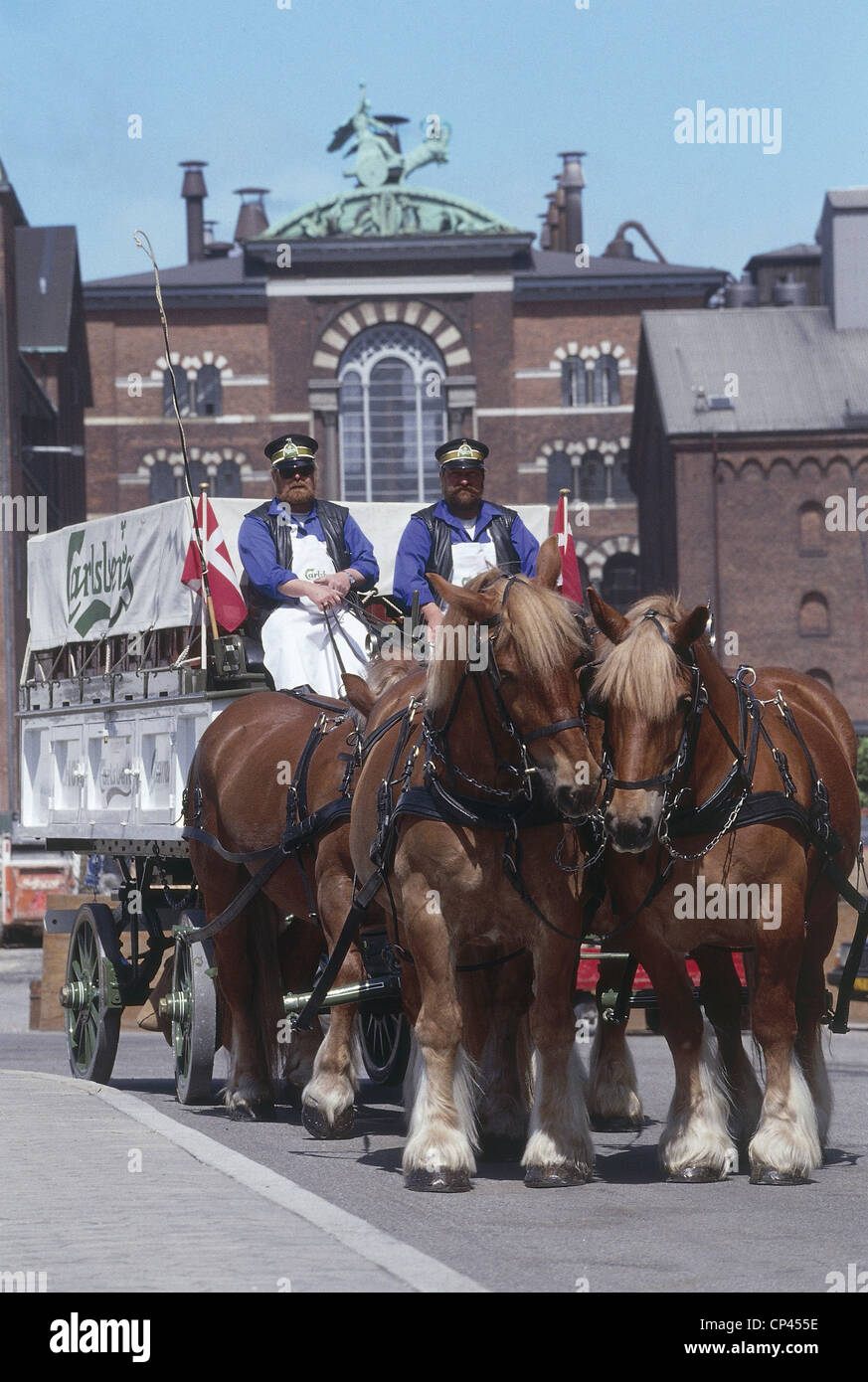 Danimarca - Copenhagen. Il vecchio cavallo carrello per il trasporto della birra in background la creazione di Carlsberg. Foto Stock