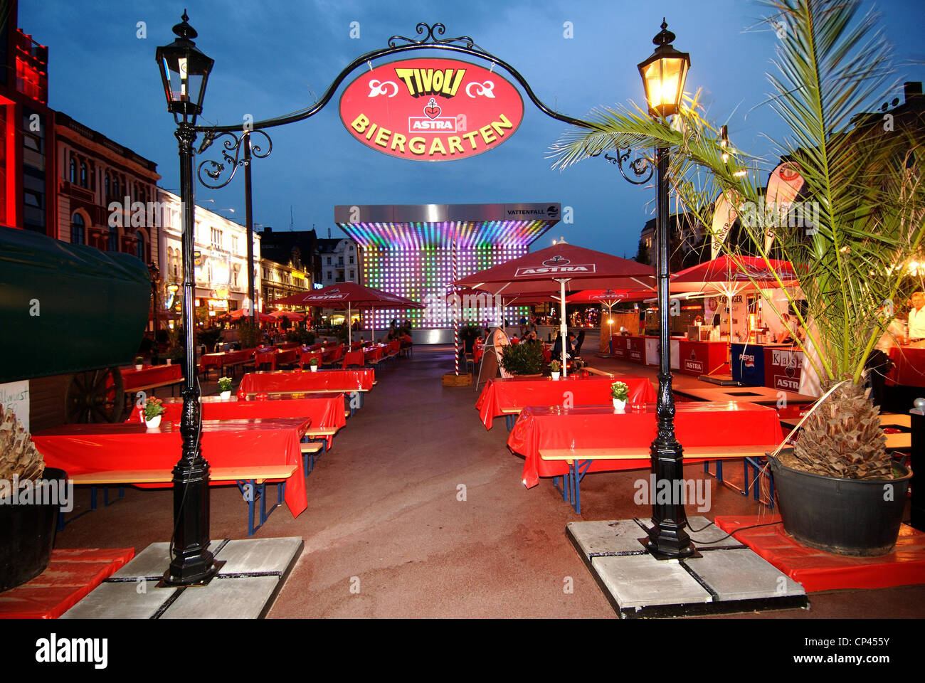 Germania - Amburgo. St Pauli. Biergarten. Le prime luci della sera Foto Stock