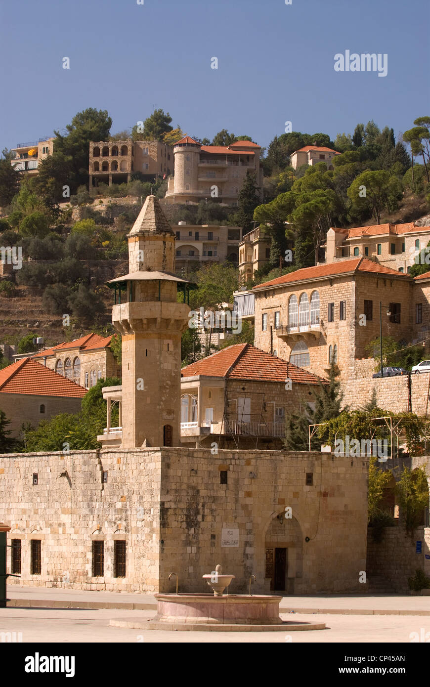 Periodo ottomano città di Deir al-Qamar mostra la fontana e Fakhreddine la moschea, Chouf Montagne, Libano. Foto Stock