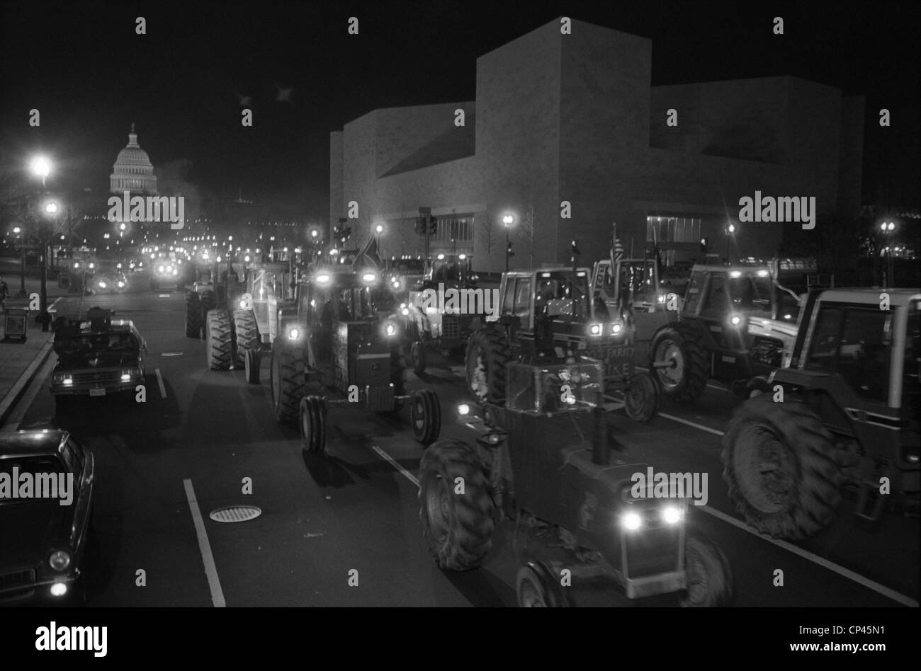 Gli agricoltori la guida del trattore giù Pennsylvania Avenue come parte di un tempo di notte l'agricoltura americana movimento di protesta AAM per superiore Foto Stock