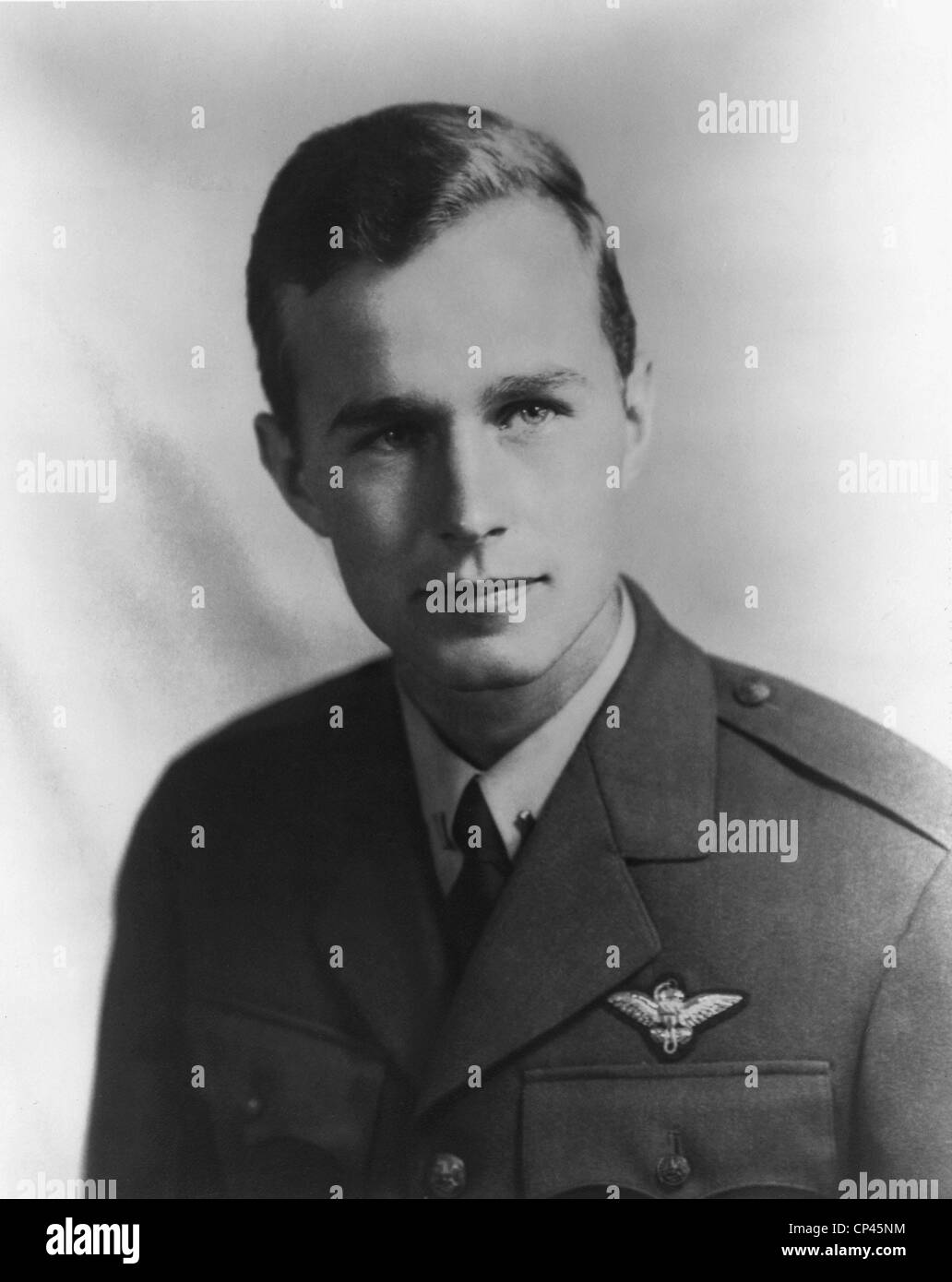 Il futuro presidente degli Stati Uniti George H.W. Bush come un pilota della Marina Militare durante la Seconda Guerra Mondiale. Ca. 1942. Foto Stock
