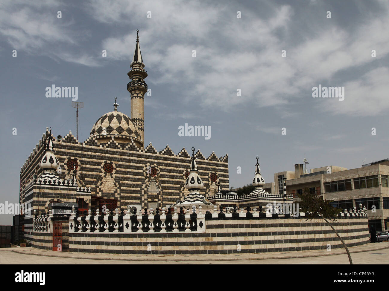 La suggestiva Abu Darwish moschea, costruito nel 1961 con il suo inconfondibile strati alternati di nero e di bianco pietre. Amman, Giordania. Foto Stock
