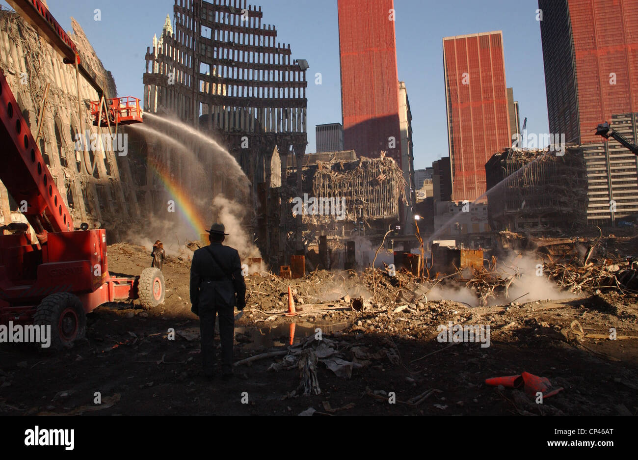Lavoratori spruzzare la continuano a covare rumble con acqua al sito del World Trade Center di sei settimane dopo la 9-11 attacchi. Arancione Foto Stock