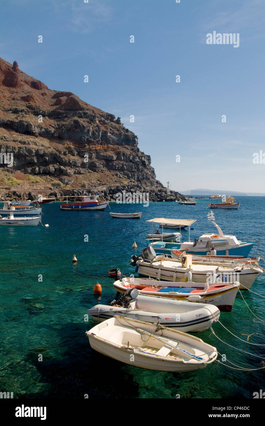 Barche ormeggiate nella Baia di Amoudi, Oia - Santorini Foto Stock