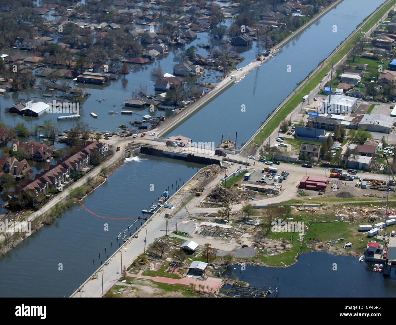 New Orleans dopo l uragano Katrina che mostra la rottura di un argine in riparazione e inondazioni su un lato con l'altro intatto e asciutto. Foto Stock