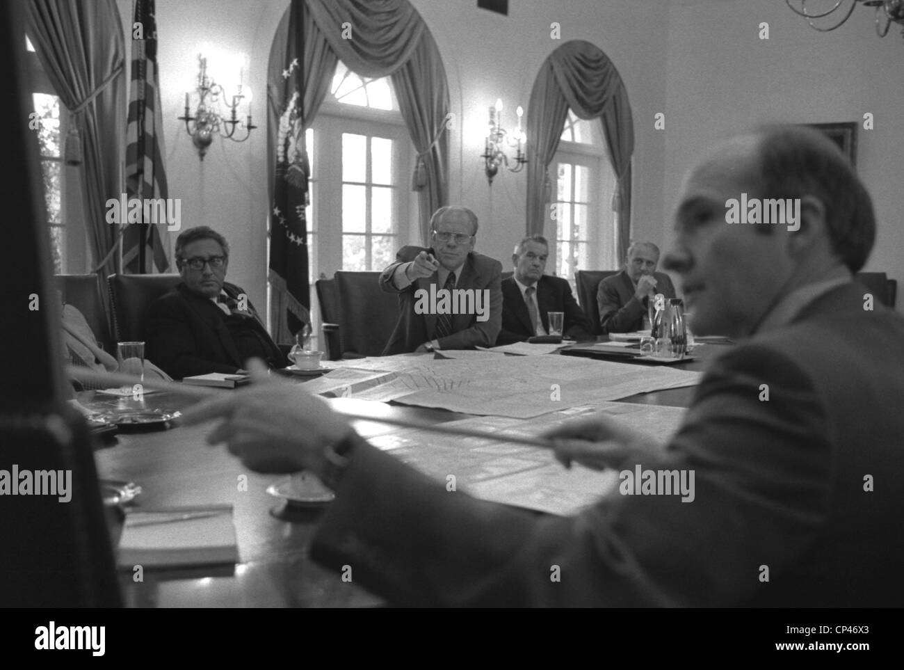 Presidente Gerald Ford e il Consigliere per la Sicurezza Nazionale Brent Scowcroft punto a una mappa di Beirut dopo l'assassinio di Foto Stock