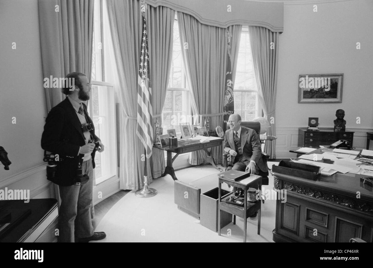 Presidente Gerald Ford a chattare con dei premi Pulitzer fotografo David Hume Kennerly che ha documentato la Presidenza Ford. Foto Stock