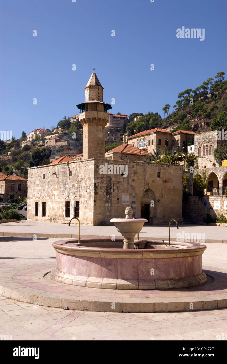 Periodo ottomano città di Deir al-Qamar mostra Fakhreddine moschea della città e fontana, Chouf Montagne, Libano. Foto Stock
