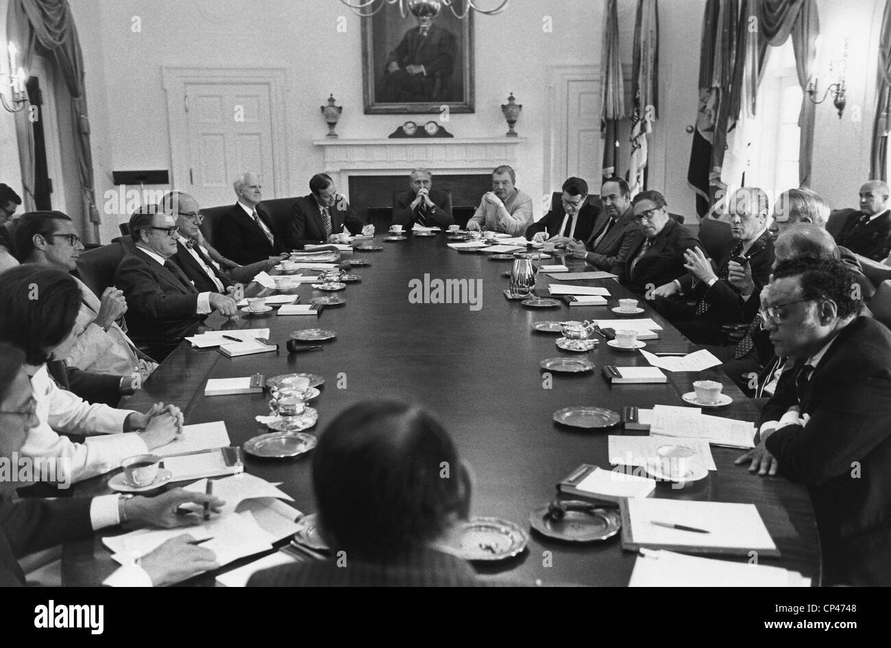 Presidente Gerald Ford presiede una riunione del gabinetto. In senso orario da Ford James Schlesinger John Tabor William James Coleman Foto Stock