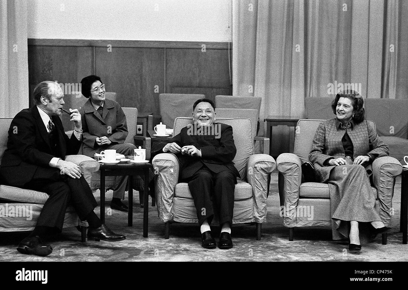 Presidente e Betty Ford Vice Premier Deng Xiao Ping e Deng s interprete hanno un incontro informale a Beijing in Cina. Dic 3 Foto Stock