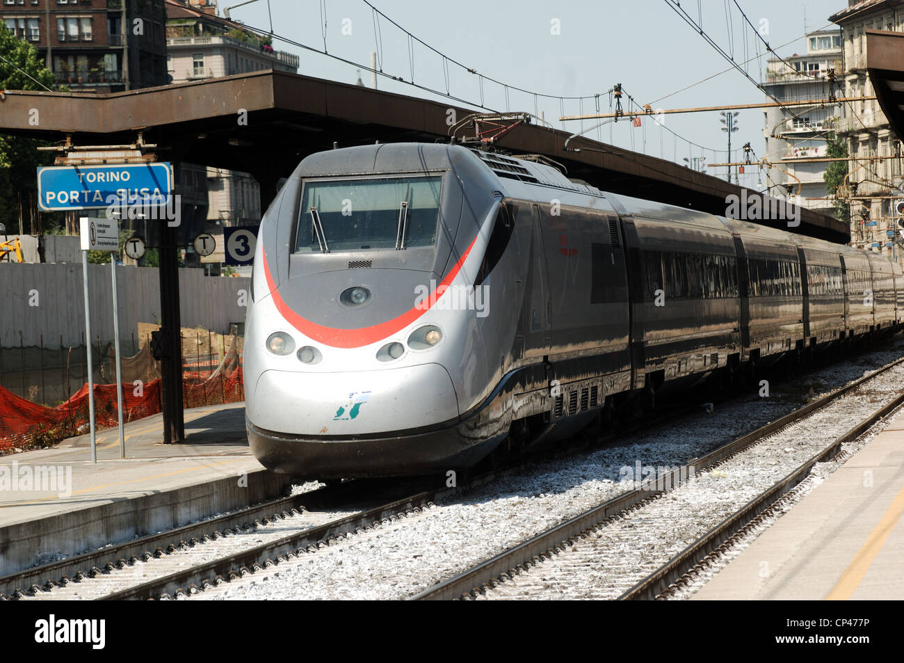 Piemonte - Torino. Torino Milano stazione ferroviaria di Porta Susa. Un  treno ad alta velocità (TAV Foto stock - Alamy