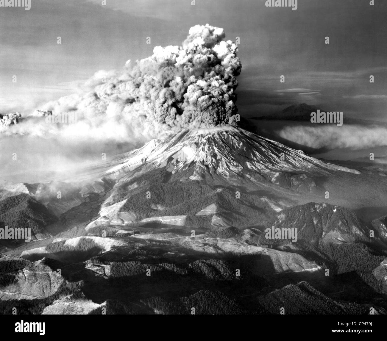 Il Monte Sant Helens in eruzione il 18 maggio 1980. In fondo è un'altra cascata vulcano Mt. Adams. Foto Stock