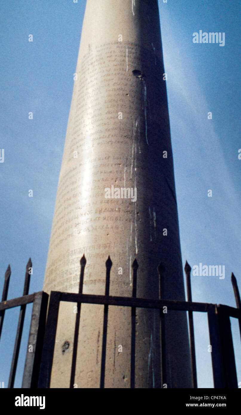 Delhi India Feroz Shah Kotla Fort costruito da Feroz Shah Tughlaq Ashoka della colonna montante di arenaria dal III secolo A.C. mosso da Ambala da Tughlaq il pilastro di Ashoka ha i dieci comandamenti del Buddha in scrittura brahmi Script editti di Ashoka Foto Stock