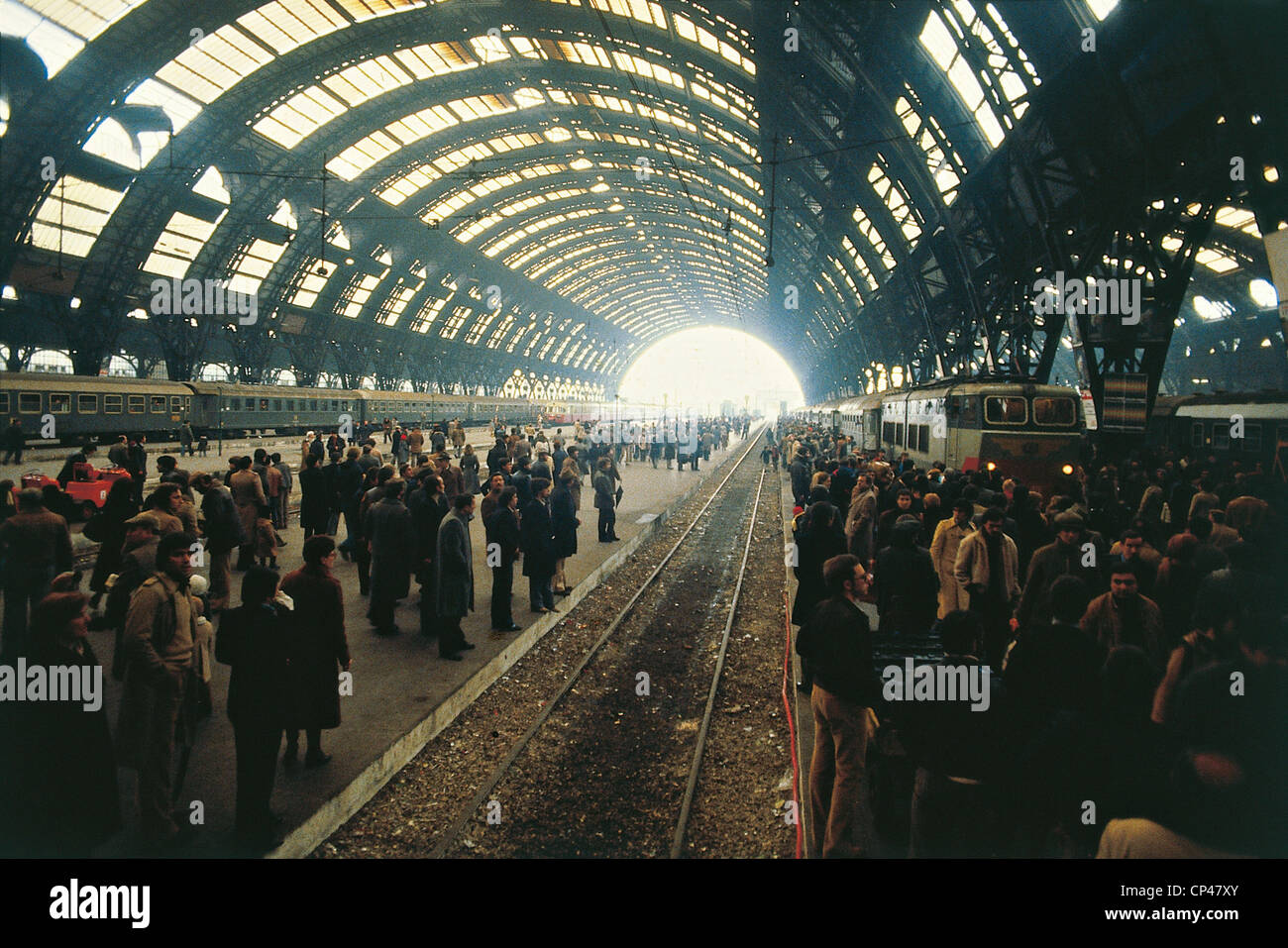 Lombardia Milano Stazione Centrale si affollano l arrivo di un treno Foto  stock - Alamy