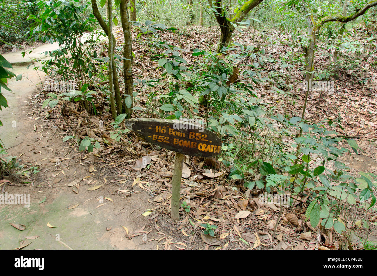 Il Vietnam, Cu Chi. ben duoc, 200 km lungo il tunnel sotterraneo complesso utilizzato durante la guerra del Vietnam. b52 al cratere di una bomba. Foto Stock