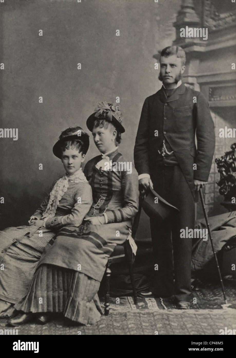 Theodore Roosevelt con Alice Lee Hathaway sinistra e la cugina. Giovani Roosevelt visualizza una coscienza di moda che viene richiesto Foto Stock