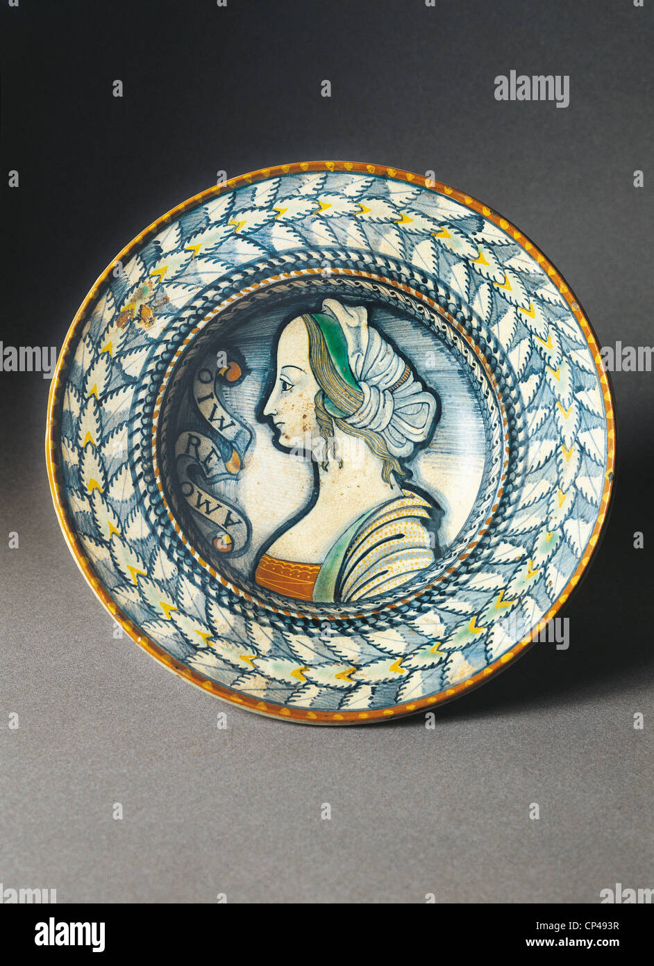 Ceramiche, Italia, sedicesimo secolo. Piastra con il ritratto di una donna. Fabbricazione di Pesaro. Foto Stock