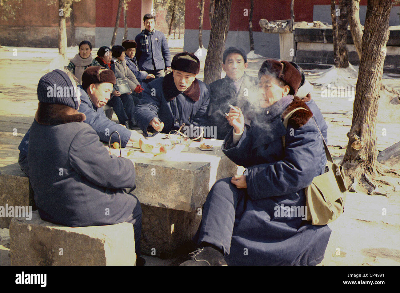 Il popolo cinese in cappotti e cappelli caldo pranzo all'aperto a Pechino nel corso di Nixon in visita in Cina. 21-27 febbraio 1972. Foto Stock