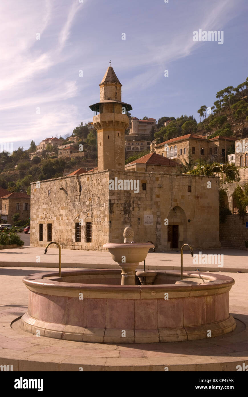 Periodo ottomano città di Deir al-Qamar che mostra la piazza principale, fontana & Fakhreddine la moschea, Chouf Montagne, Libano. Foto Stock