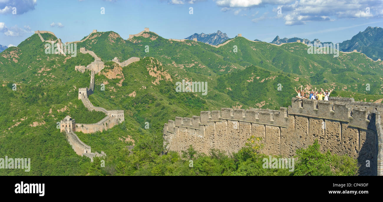 A 2 foto panoramiche di cucitura di un gruppo di turisti sventolando presso la sezione Jinshanling della Grande Muraglia Cinese. Foto Stock