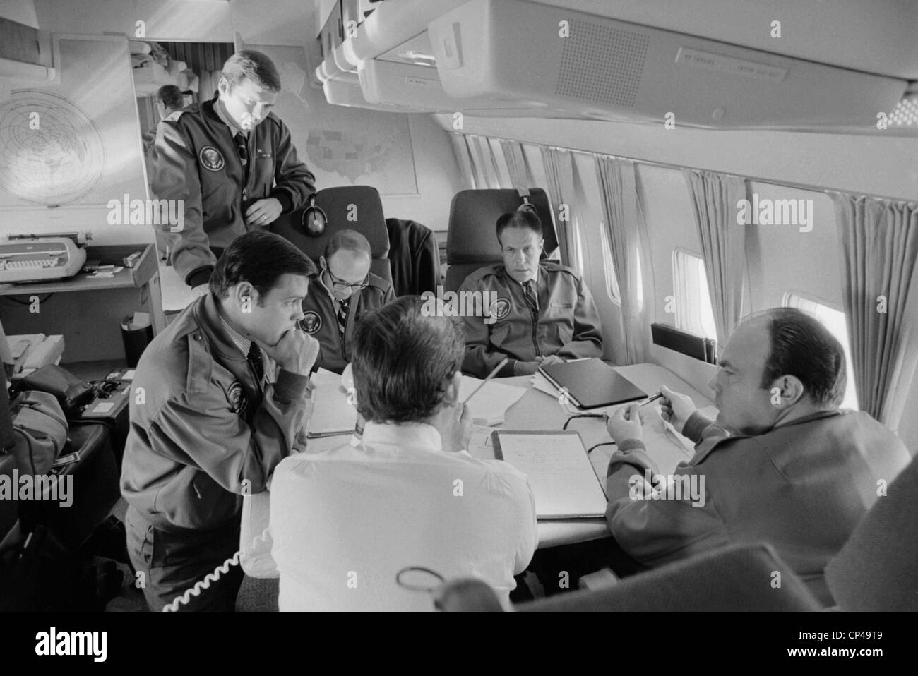 Il presidente Richard Nixon è il personale a bordo di Air Force One durante il 1972 campagna presidenziale. Gruppo include Ronald Ziegler Foto Stock