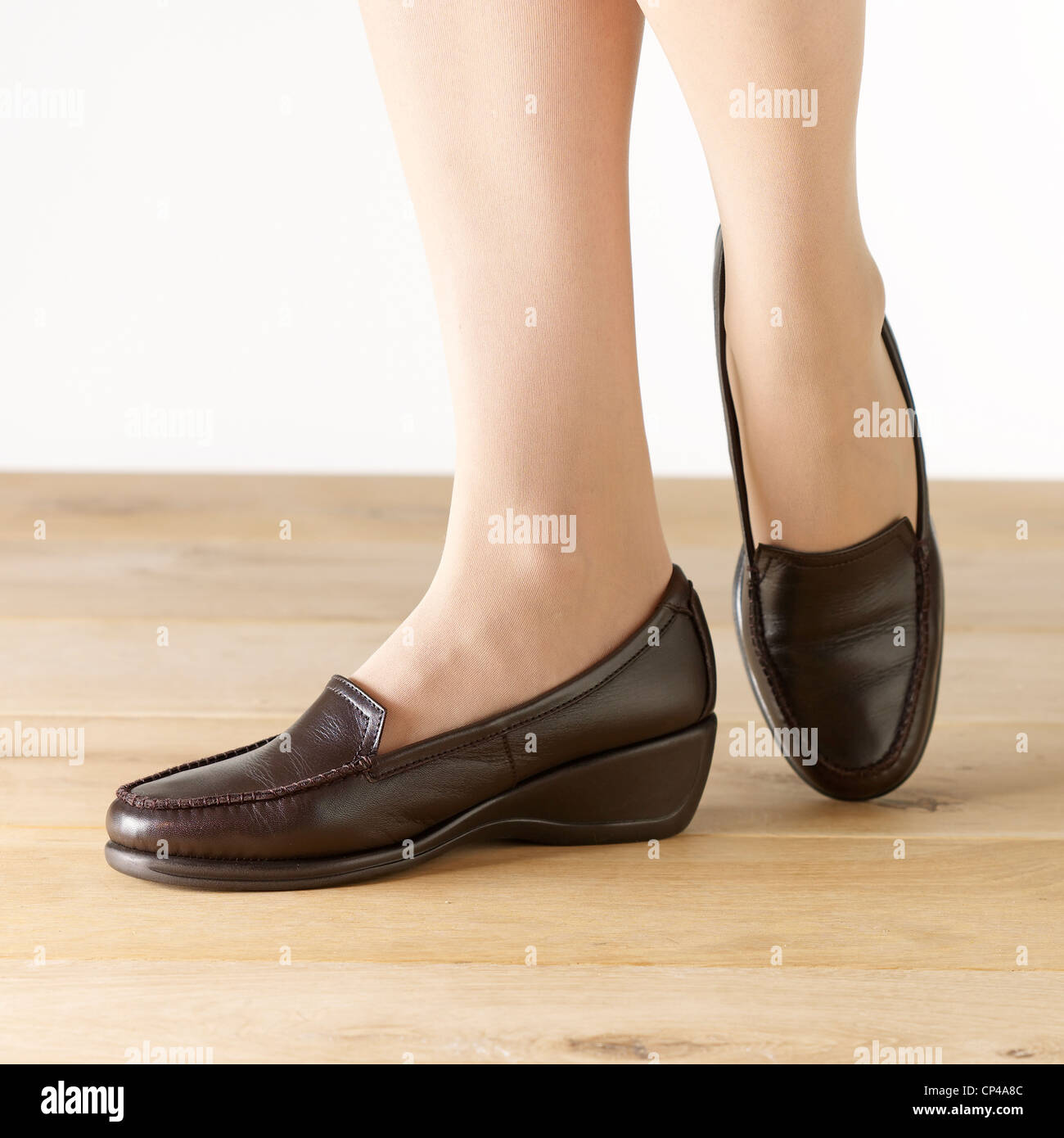 Una fotografia di una coppia di marrone scarpe da donna indossato Foto Stock