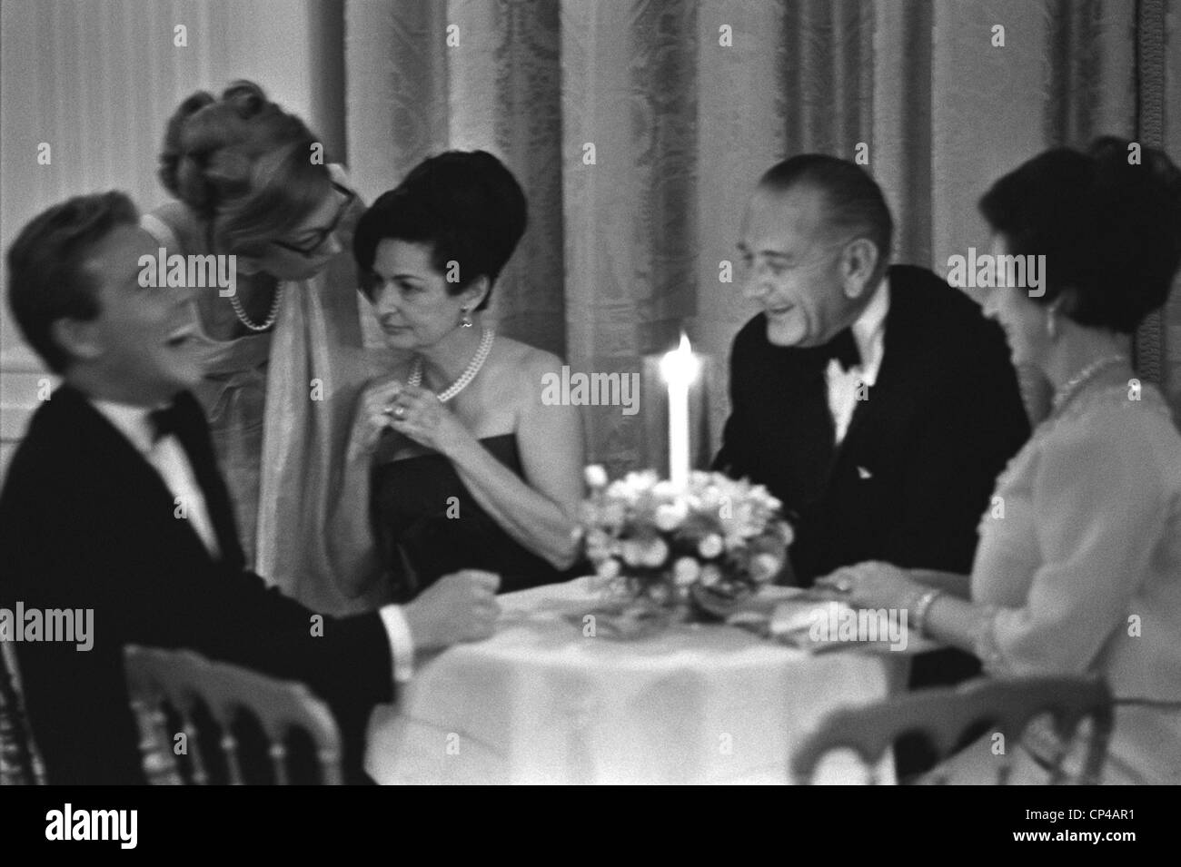 British Royals alla Casa Bianca. L-R: Signore Snowden (ridendo), Lady Bird Johnson, Presidente Lyndon Johnson, principessa Margaret Foto Stock