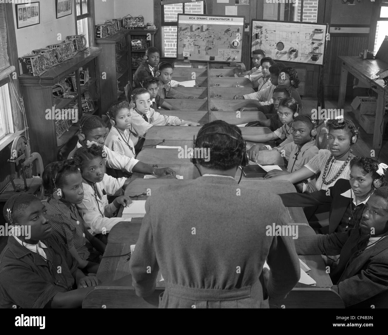 African American gli studenti in una radio tecnici' classe al Collegio Bethune-Cookman. Feb. 1943 foto di Gordon parchi. Foto Stock
