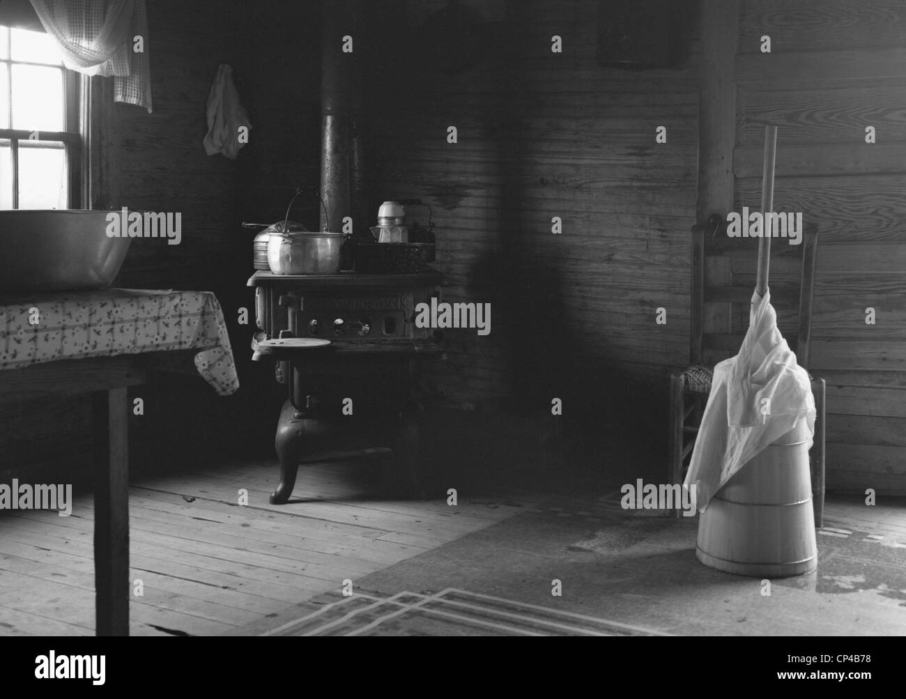 La cucina della casa di tabacco mezzadri. Esso potrebbe essere un XIX secolo cucina con una ghisa fornello, lavabo, e Foto Stock