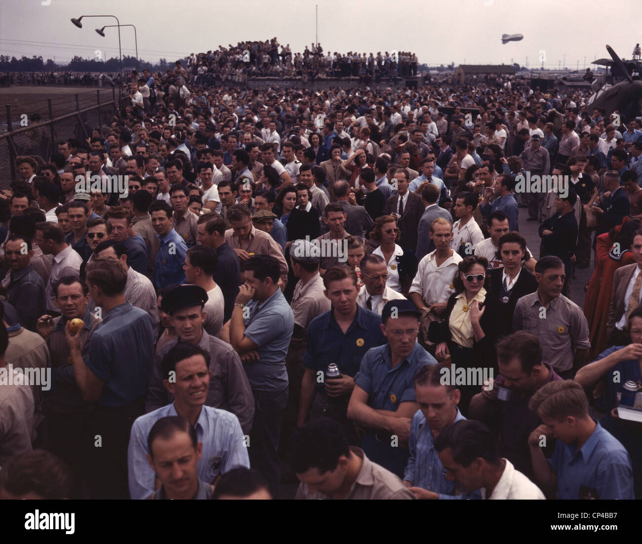 La guerra dei lavoratori durante un cambio marcia. Essi costruire a liberatore bombardieri a Consolidated Aircraft Corporation, Fort Worth, Texas. Foto Stock