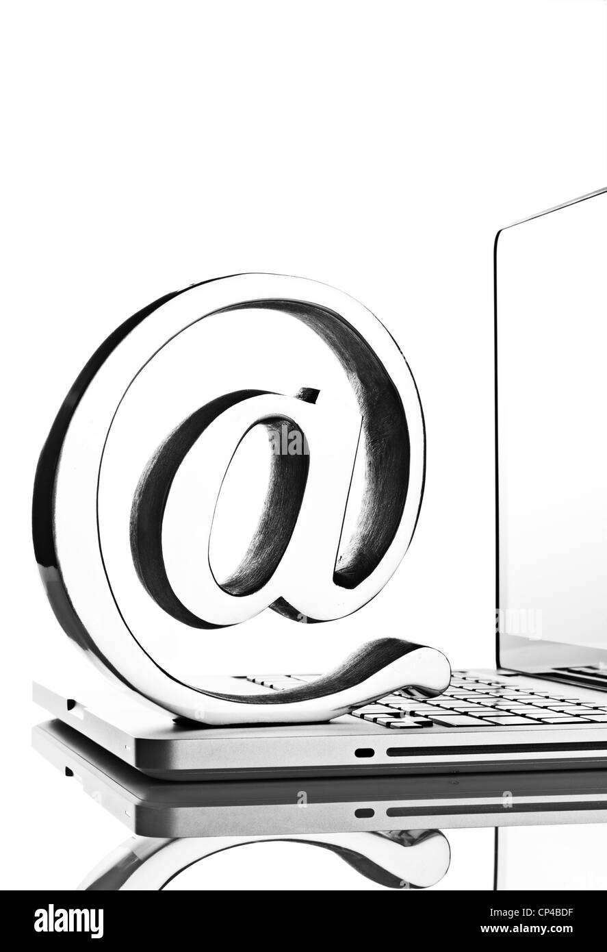 Simbolo della grammatura della carta con il computer portatile Foto Stock