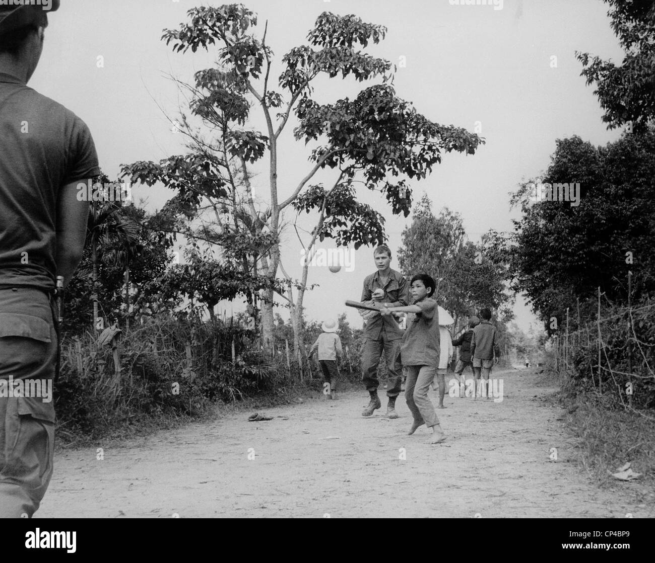Vietnam le operazioni di pacificazione. Soldati della 101ª Divisione aviotrasportata, unire i figli di Ap Uu Thoung frazione, a nord di Foto Stock