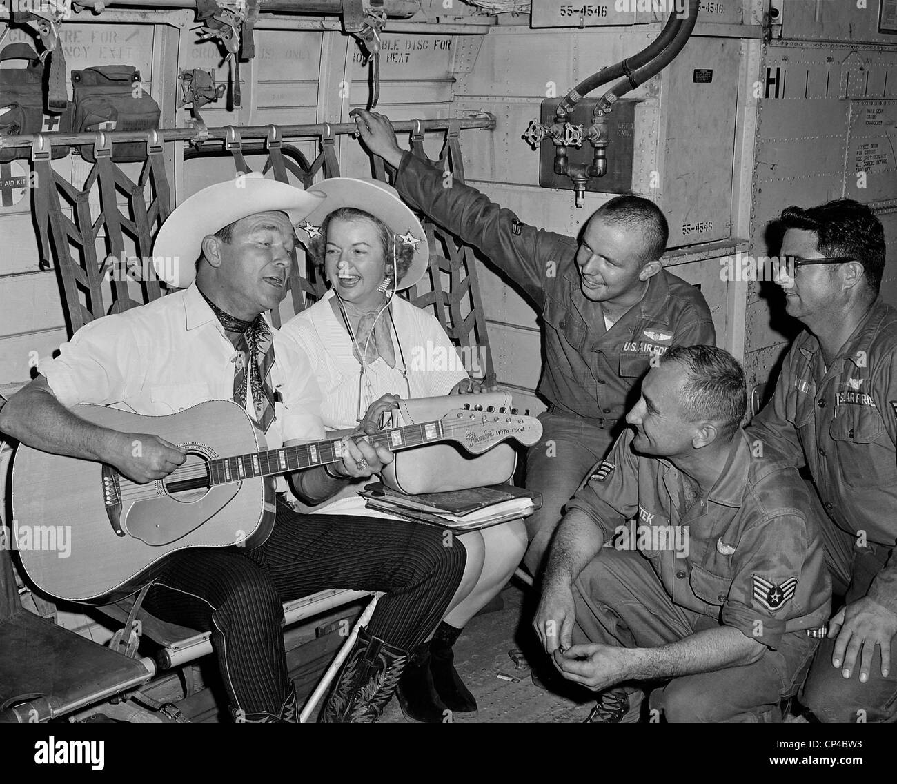Roy Rogers e Dale Evans intrattenere truppe in Vietnam. Cantano per l'equipaggio di un Air Force C-123 durante il trasporto su un OSU Foto Stock