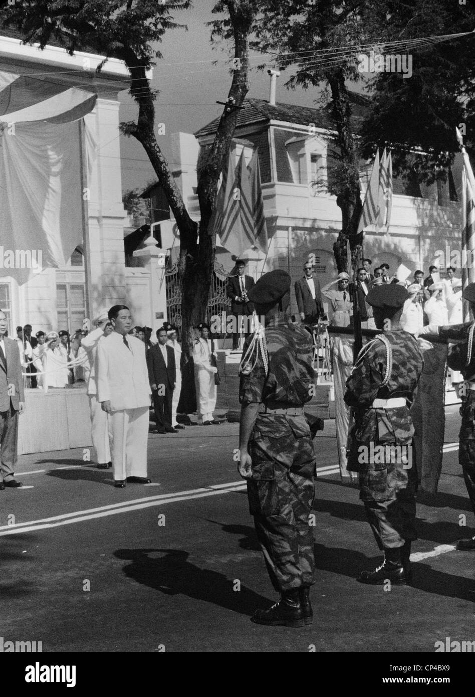 Diem dopo un nov. 11, 1960 tentativo di colpo di stato. Sud Presidente vietnamita Ngo Dinh Diem, riceve un pegno di fedeltà dal Foto Stock