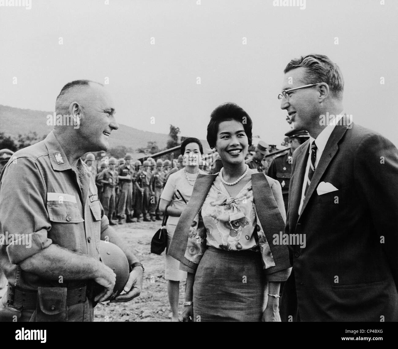 Re Bhumibol e Queen Sirikit di Thailandia nel Vietnam del Sud con noi il Colonnello William McKean. Forze di Thai Ha combattuto il Sud del Vietnam Foto Stock