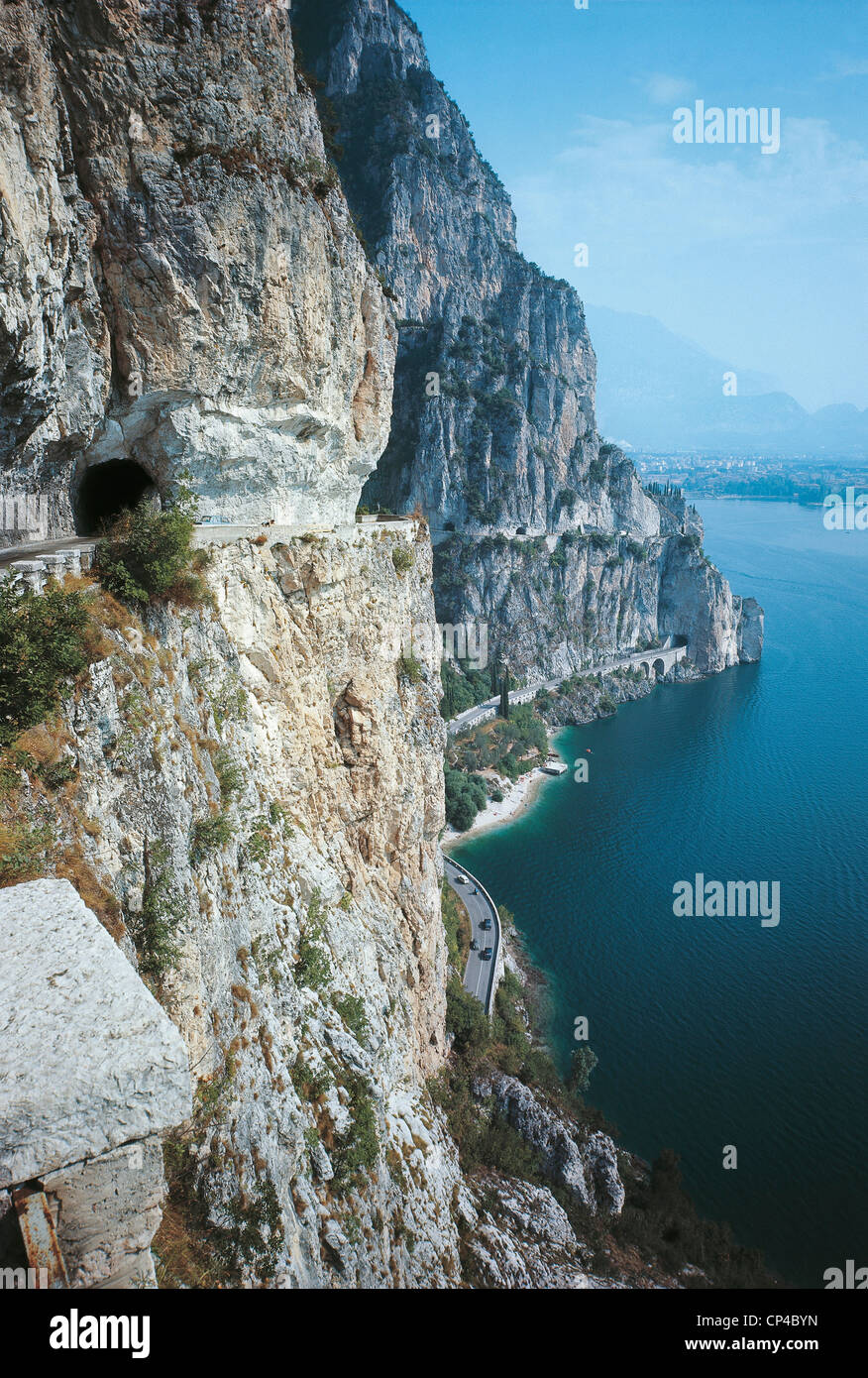 Trentino Alto Adige - Paesaggio la sponda occidentale del Lago di Garda. Foto Stock