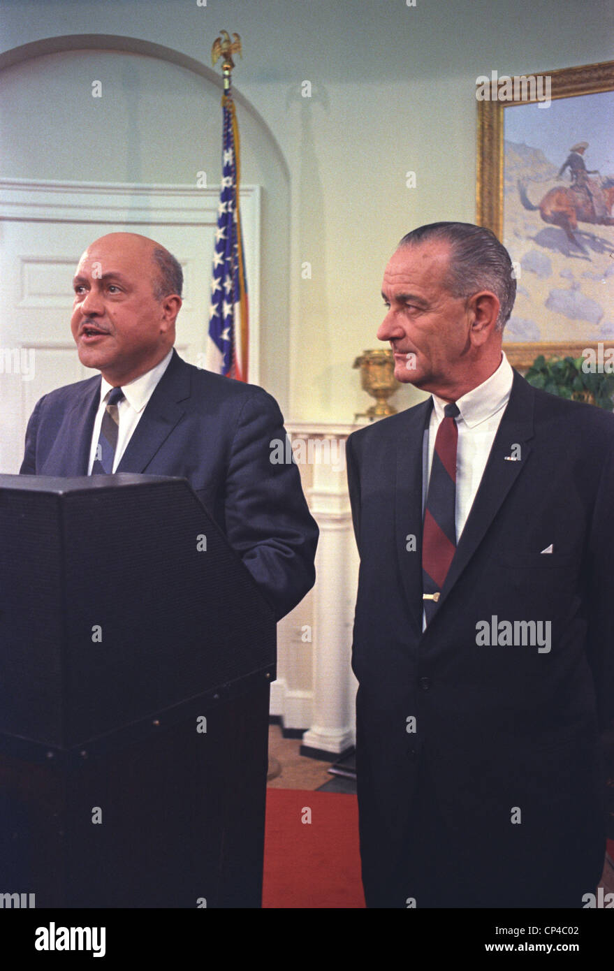 Robert C. Weaver, il primo afro-americano a servire su un U.S. Presidente del gabinetto. Il presidente Johnson si erge con Weaveras egli Foto Stock