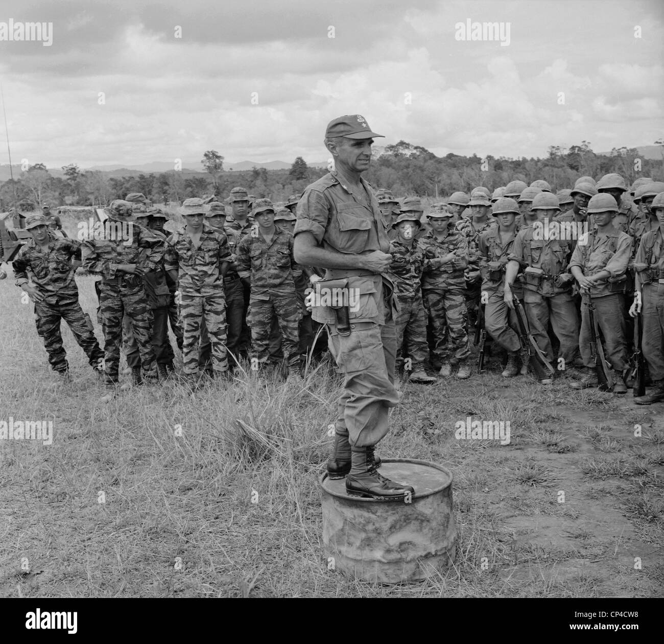 Guerra del Vietnam. Il Brigadiere Generale Willard Pearson del 101st Airborne Brigade mutandine truppe sulla futura operazione Eagle Foto Stock