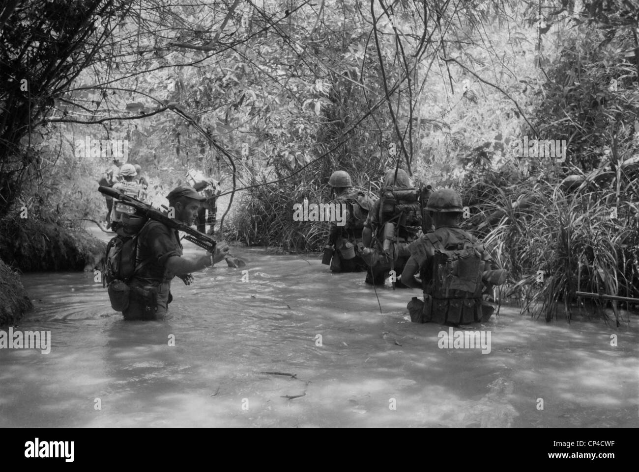 Guerra del Vietnam. Marines americani si muovono attraverso l acqua nella provincia di Quang Tri durante il funzionamento Hastings. Durante la ricognizione, ricerca Foto Stock