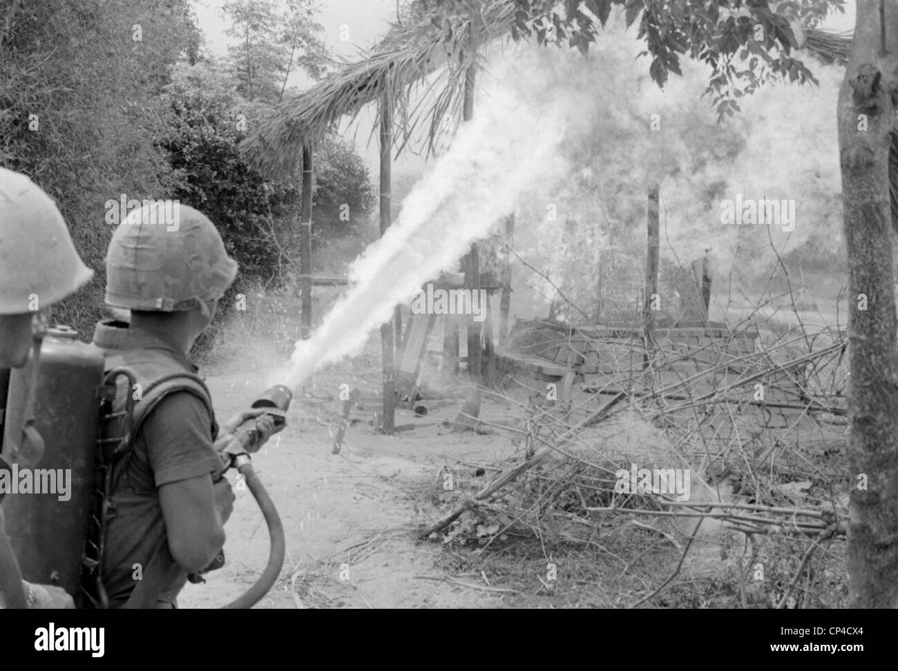Guerra del Vietnam. Marines americani incendiare i resti di un edificio con un lanciafiamme durante una ricerca e distruggere la missione di Quang Foto Stock