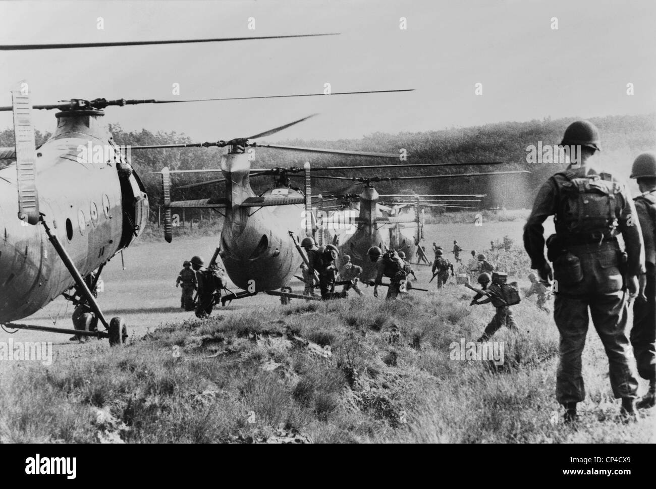 Guerra del Vietnam. Sud soldati vietnamiti correre a bordo di elicotteri per un airborne anti-operazione di guerriglia nella giungla vicino a Saigon, Foto Stock
