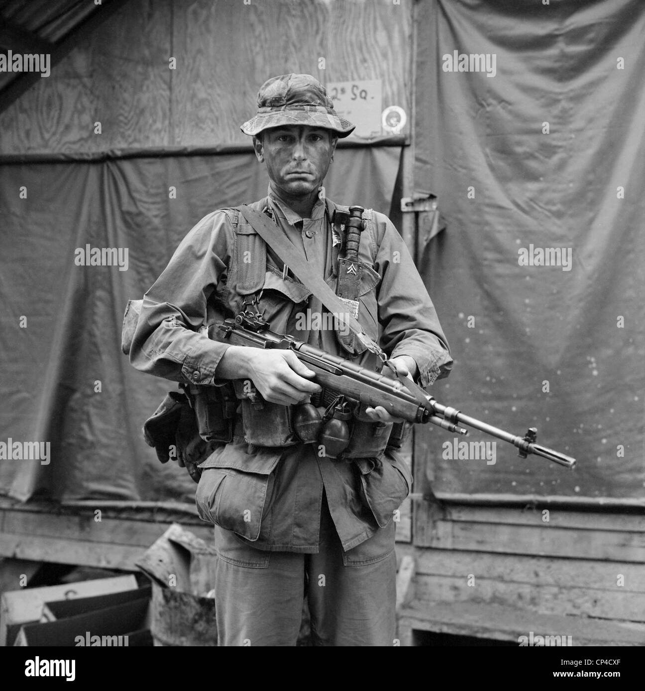 Guerra del Vietnam. US marina il sergente preparato per andare in un campo con un battaglione di ricognizione. Aprile 10, 1967. Foto Stock