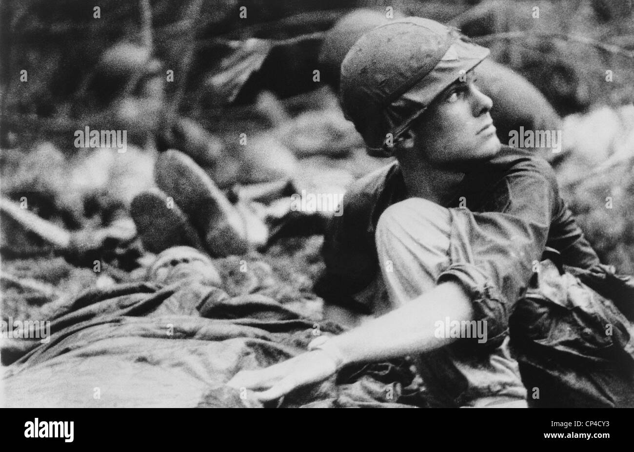 Guerra del Vietnam. Army medic ricerca il cielo per un Medevac elicottero per evacuare i soldati della ferita, durante la ricerca e distruggere in Foto Stock