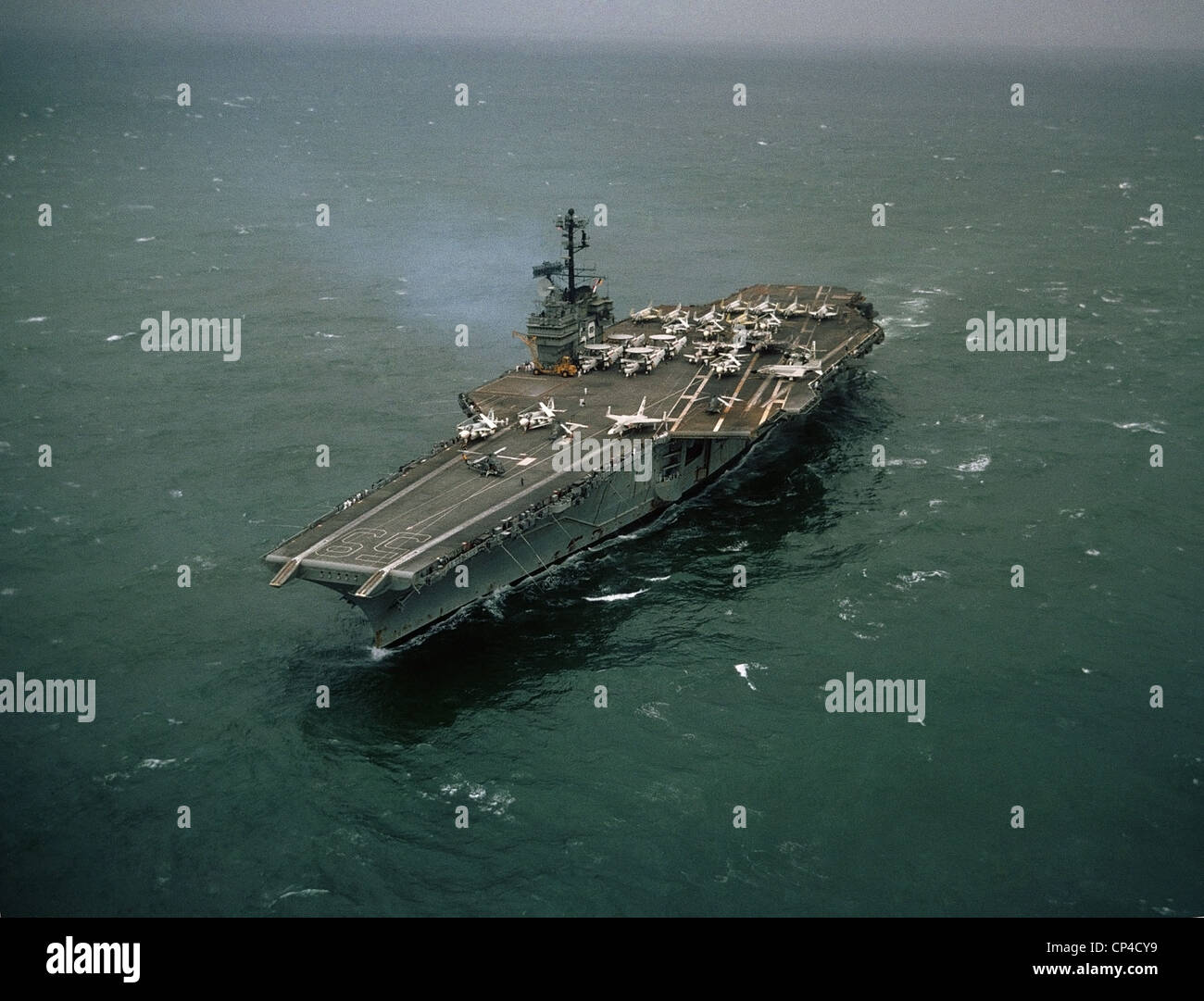 Guerra del Vietnam. USS Forrestal un mese dopo aver maltrattato esplosivi ucciso 134 marinai mentre sul dazio in acque al largo del Vietnam. Il Foto Stock