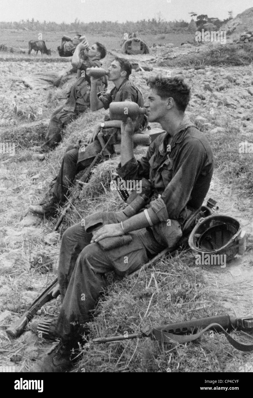 Guerra del Vietnam. I soldati del XXV divisione di fanteria da bere la loro mense durante una pausa nelle loro operazioni di pattugliamento del Duc Foto Stock