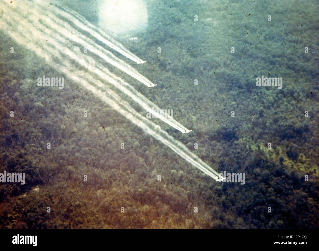 Guerra del Vietnam. Dal 1962 fino al 1971, militari USA spruzzata defoliante oltre il Vietnam foreste di negare le forze comuniste di utilizzare Foto Stock