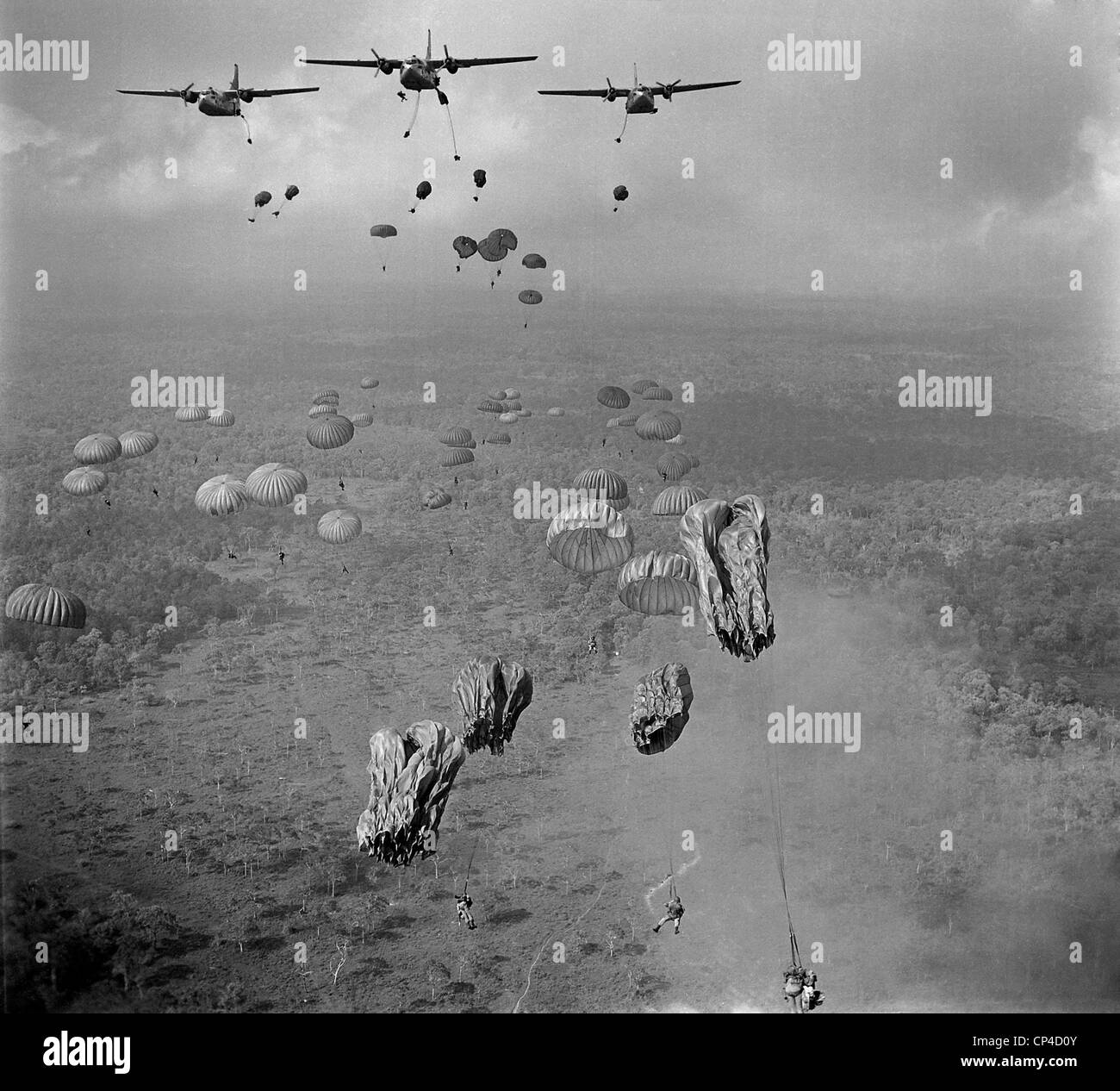 Guerra del Vietnam. Nel marzo 1963, 840 Sudvietnamiti paracadutisti jump da US Air Force C-123 piani in uno sciopero contro il Viet Cong Foto Stock